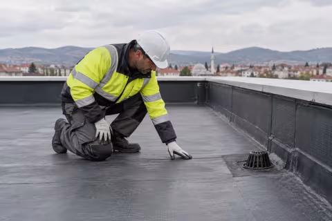 Teras membranı birleşimini süzgeç yakınında inceleyen çalışan